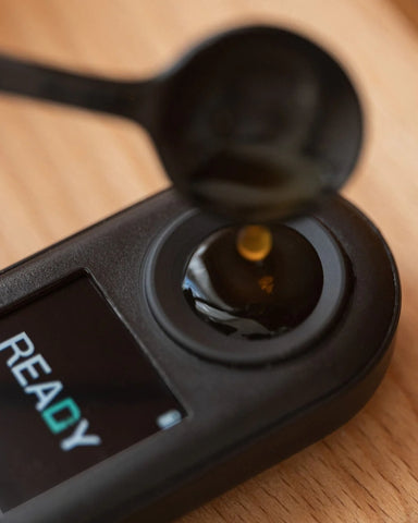 DiFluid R2 refractometer measuring coffee sample